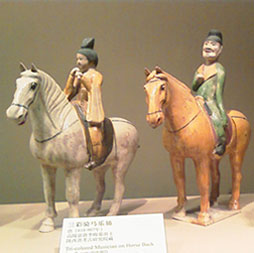 馬背上的“樂(lè)團(tuán)”：絲綢之路上的騎馬樂(lè)俑